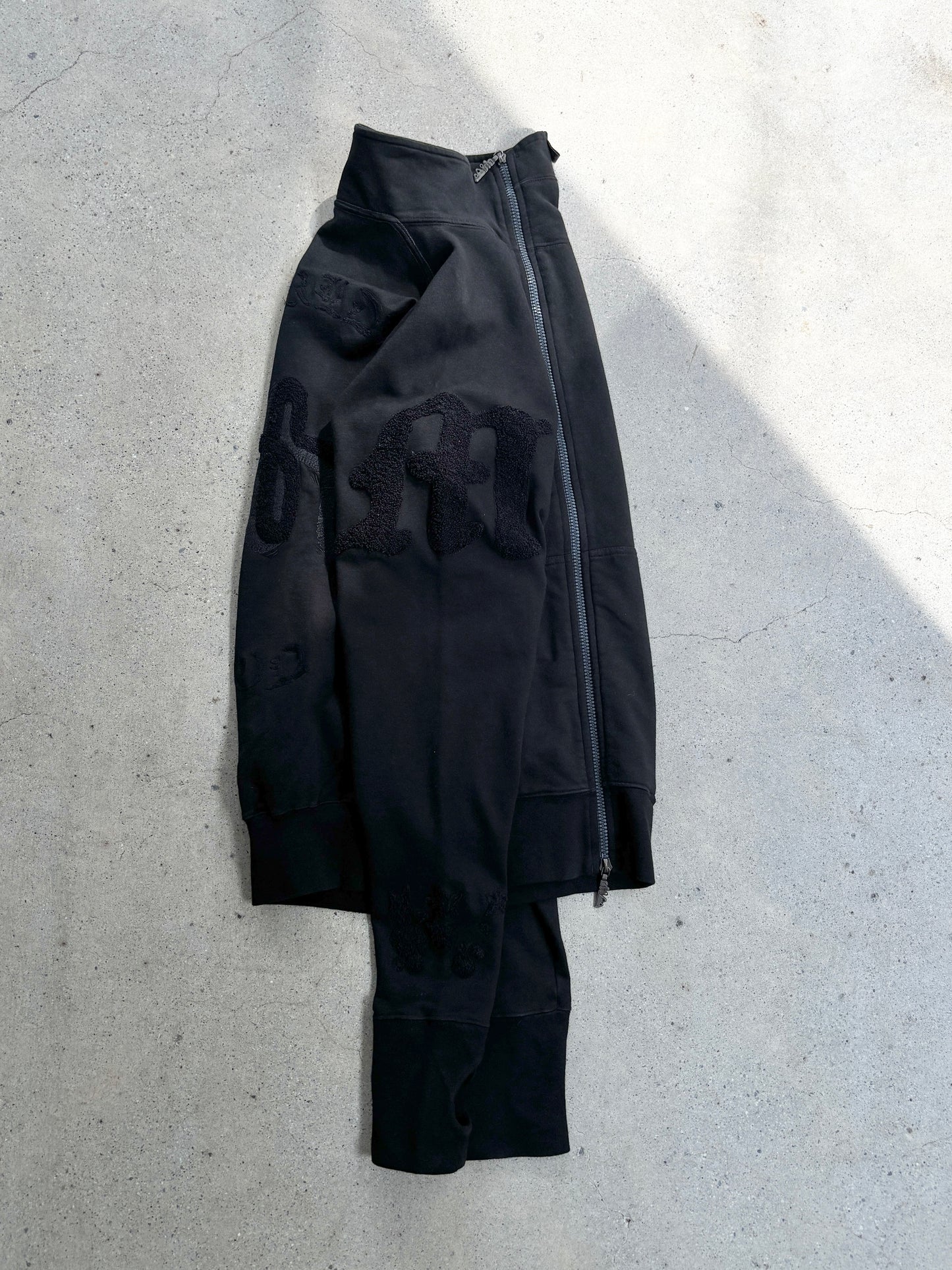 Shifted zip-up embroidered sweat