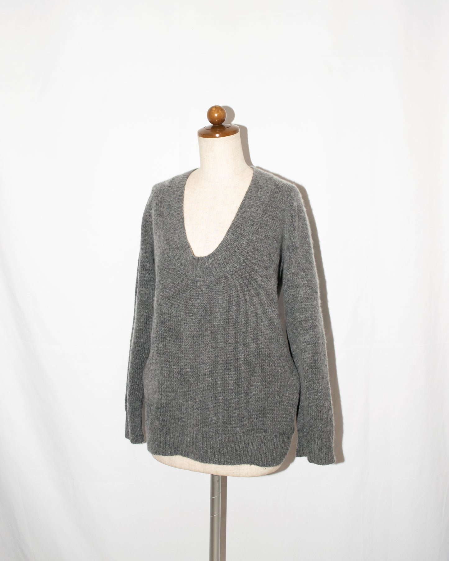 Lamb-wool×cashmere V-neck knit