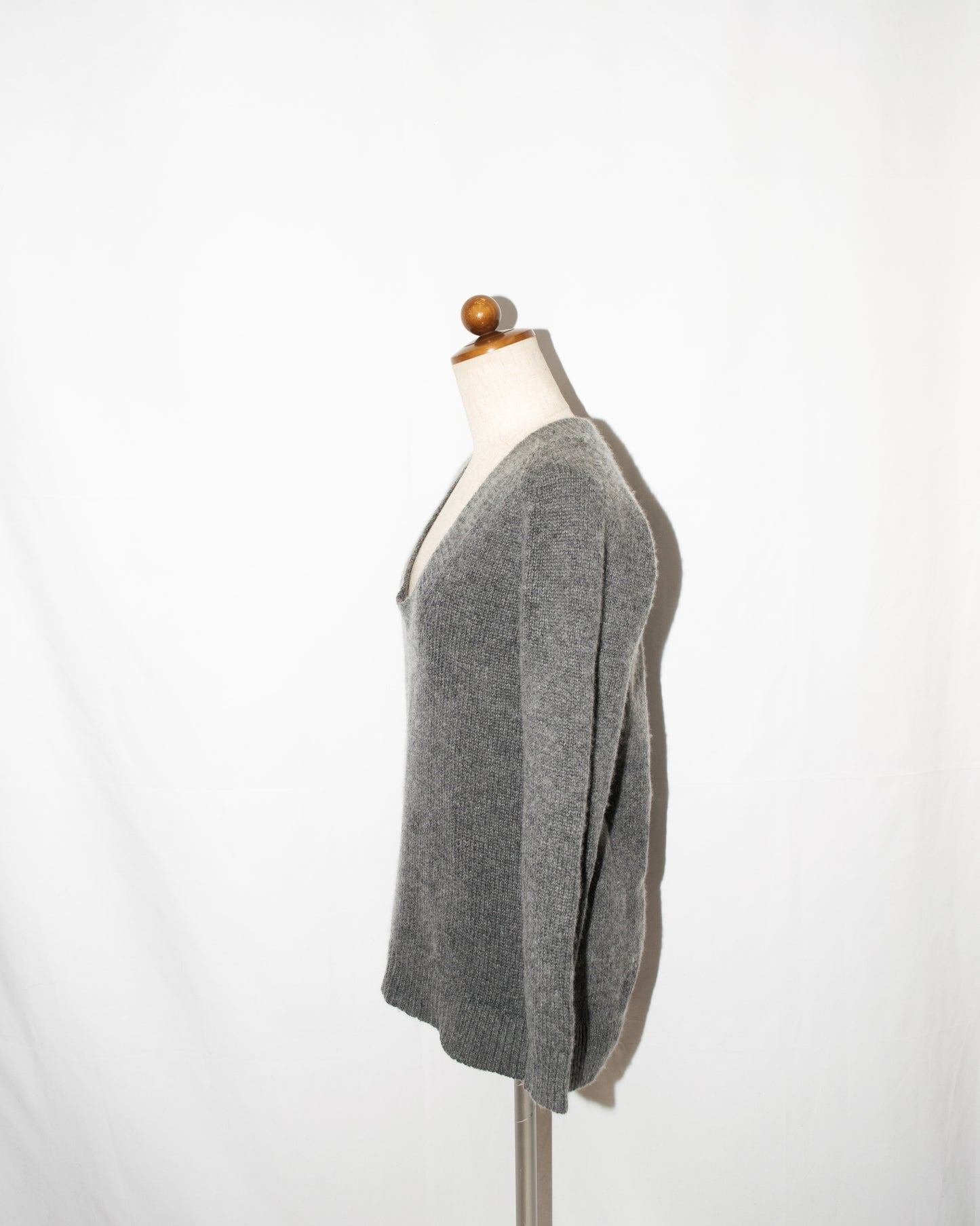 Lamb-wool×cashmere V-neck knit