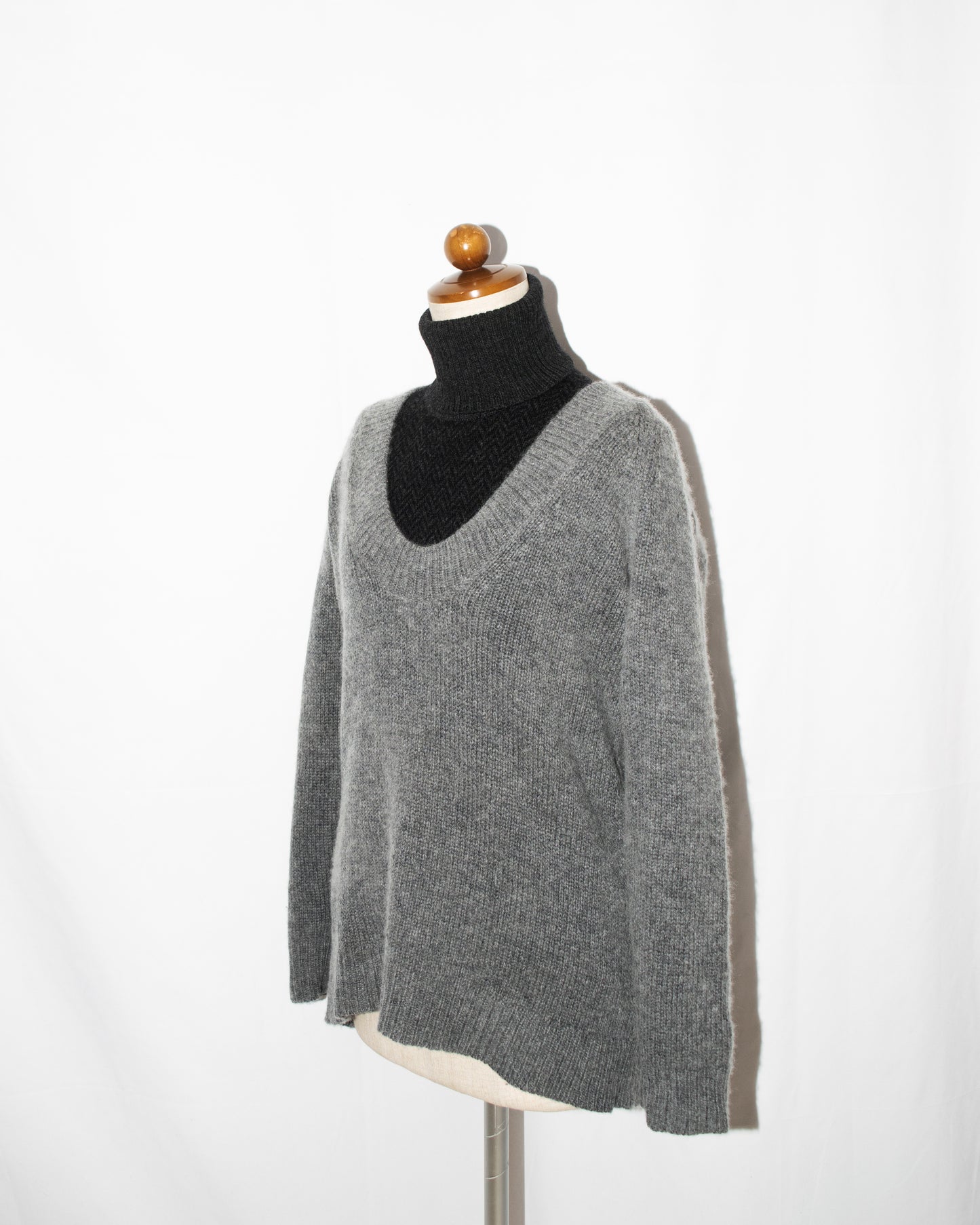 Lamb-wool×cashmere V-neck knit